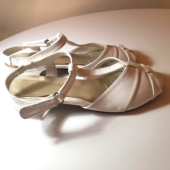 Vintage Country Style Heels - Picture 2 of 5